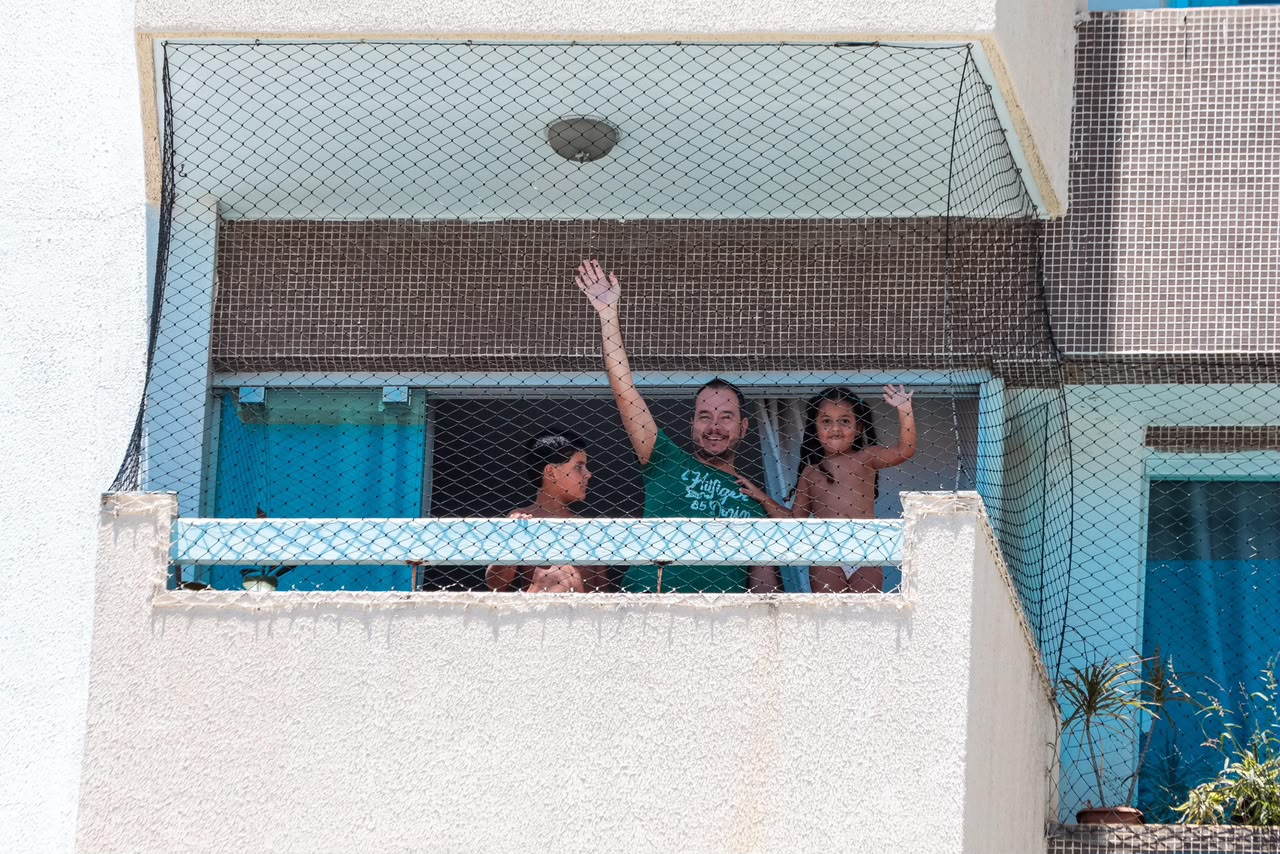 Fábio Mitidieri cumprimenta apoiadores ao longo do trajeto em Aracaju
