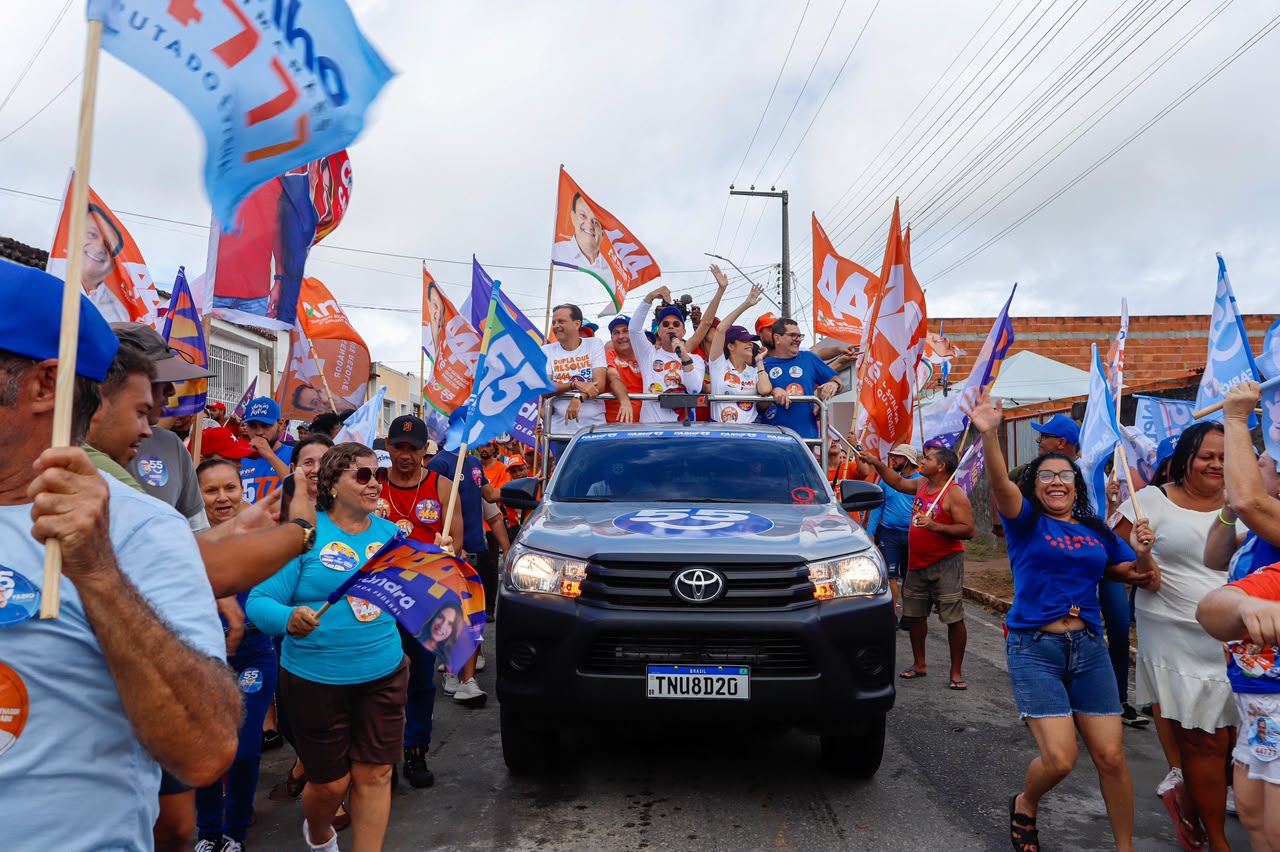 Bandeiras acompanham a passagem da carreata pelas ruas