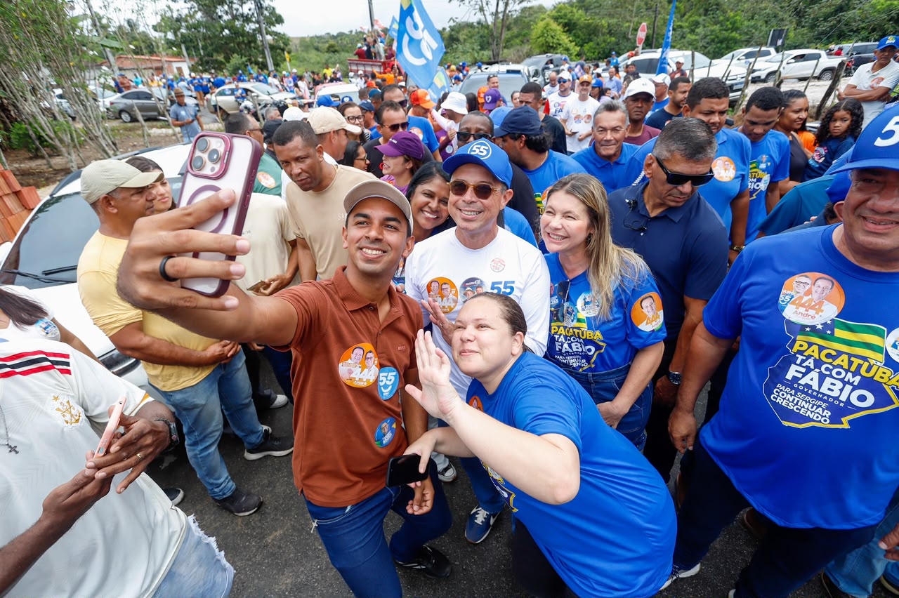 Apoiadores fazem selfies com o governador durante o ato