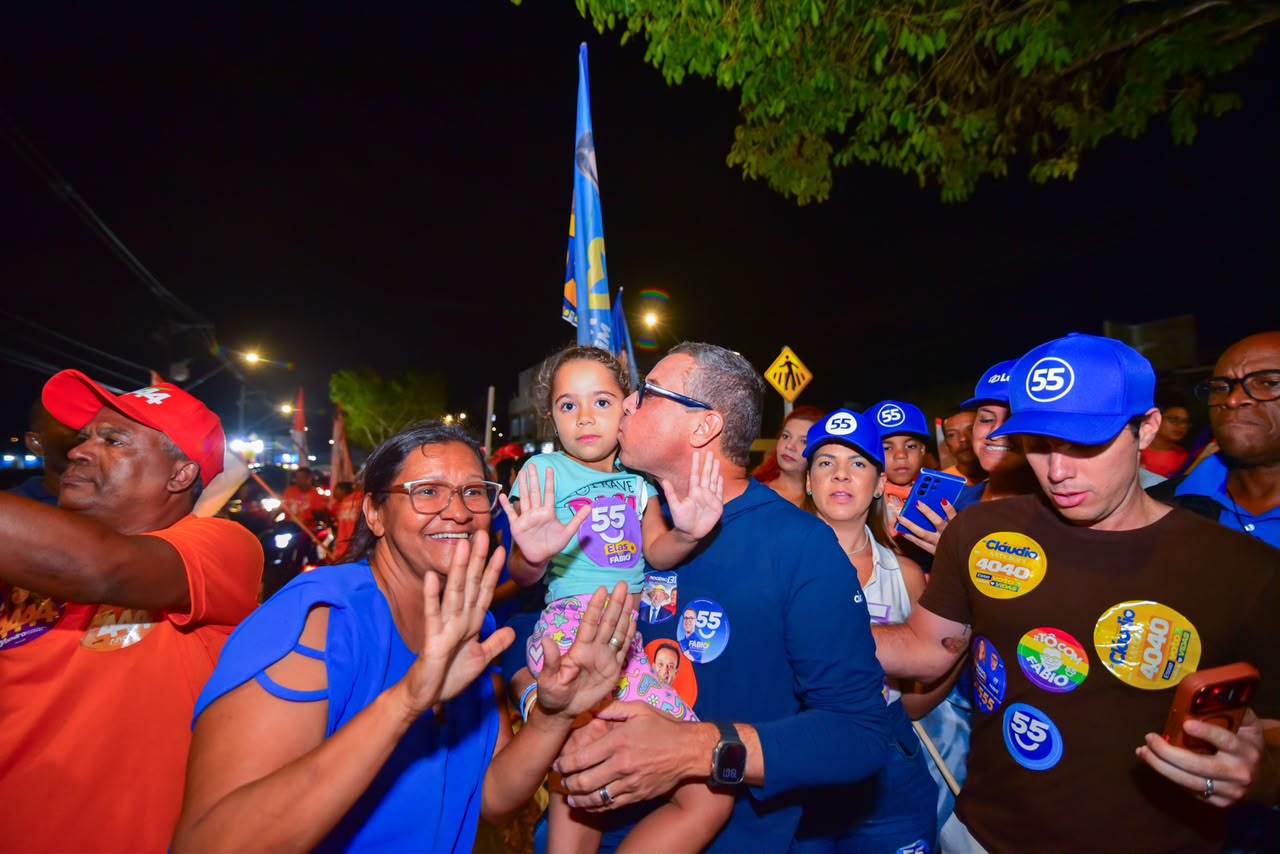 Famílias acompanham a caminhada pelas ruas do bairro