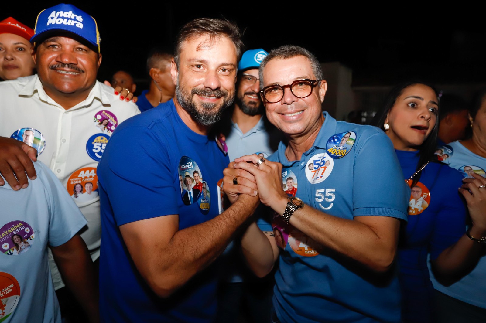 No Sertão, Fábio Mitidieri destaca a primeira UTI implantada na região 4 Fábio Mitidieri abraça apoiadores durante a passagem por Feira Nova