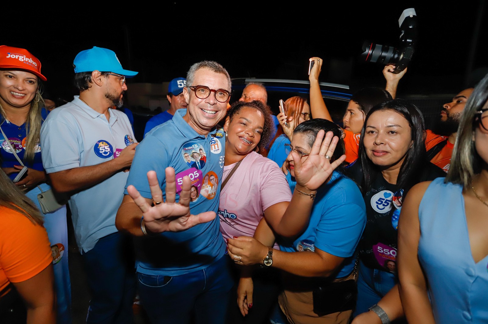 No Sertão, Fábio Mitidieri destaca a primeira UTI implantada na região 5 Moradoras fazem fotos com o governador Fábio Mitidieri em Feira Nova