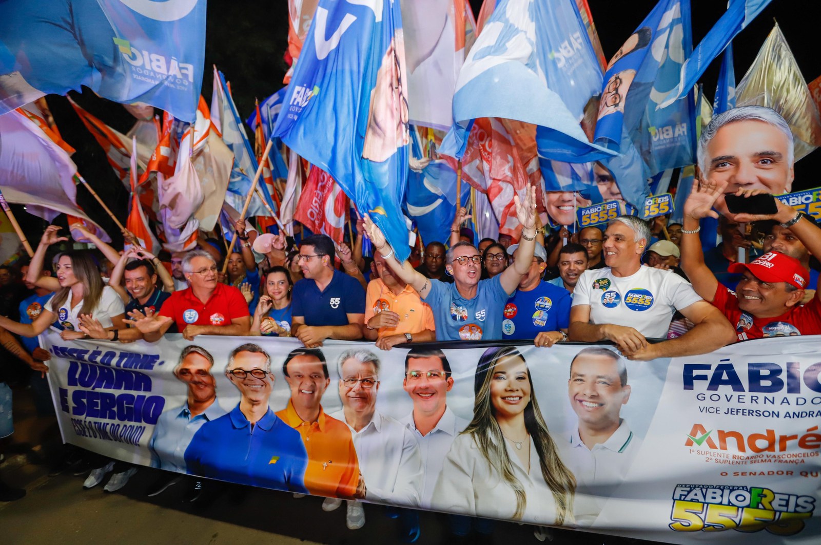 No Sertão, Fábio Mitidieri destaca a primeira UTI implantada na região 9 Candidatos da coligação seguram faixa durante ato em Nossa Senhora da Glória