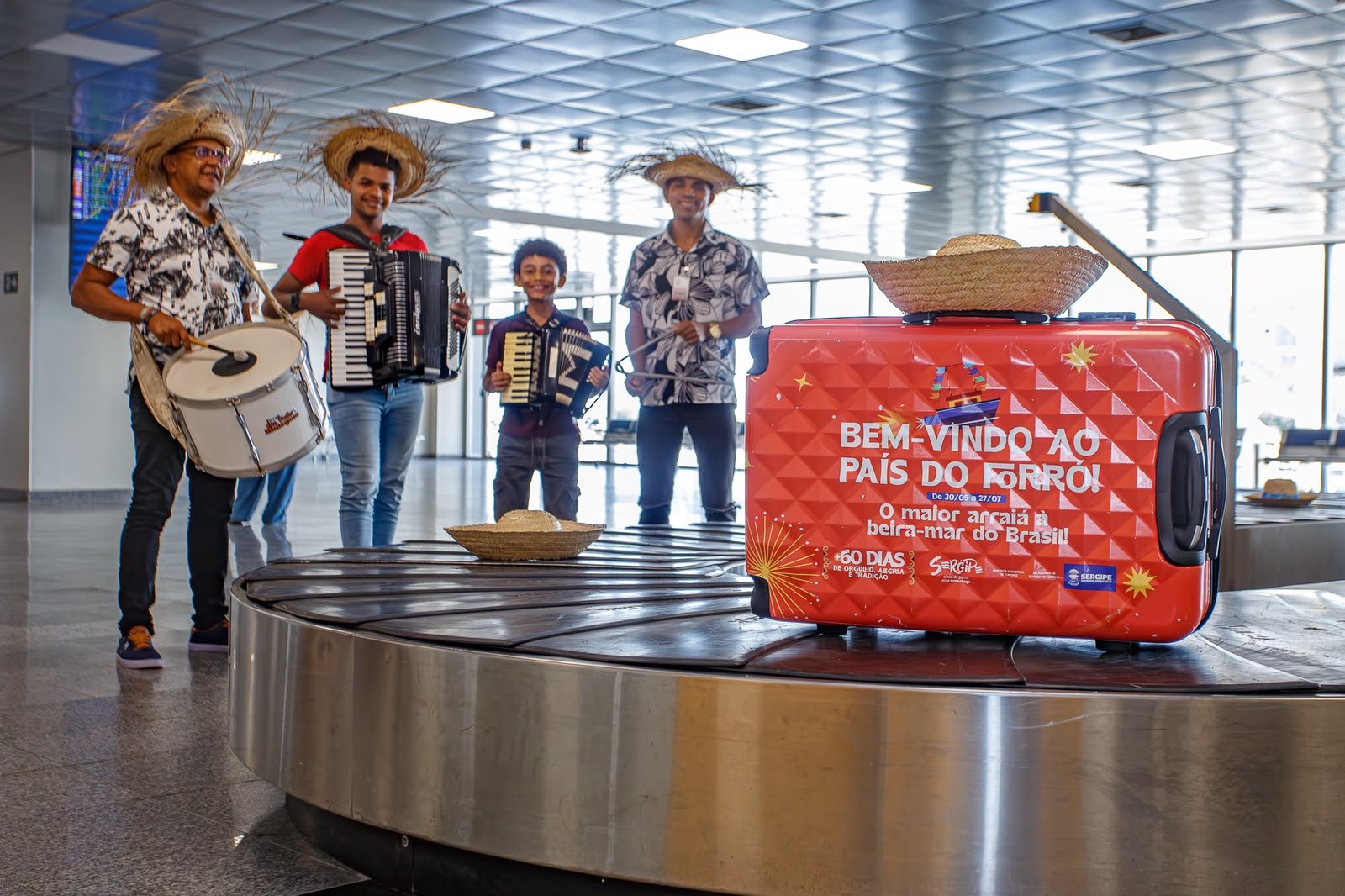 Trio de forró recebe passageiros no Aeroporto de Aracaju na campanha Sergipe, o País do Forró