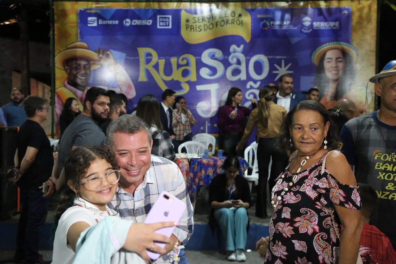 Fábio Mitidieri posa para foto com criança na Rua São João, em Aracaju