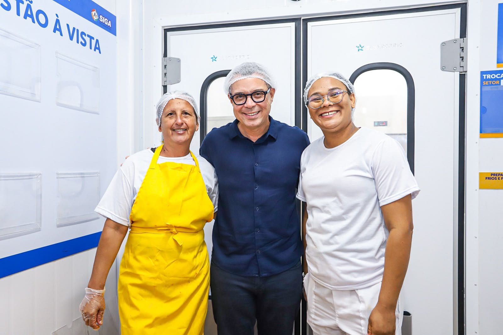 Fábio Mitidieri com trabalhadoras em unidade de alimentação em Sergipe