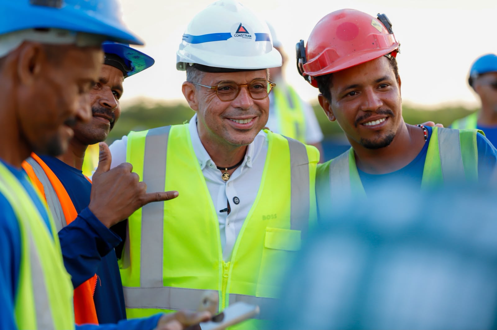 O governador Fábio Mitidieri ao lado de trabalhadores em canteiro de obras