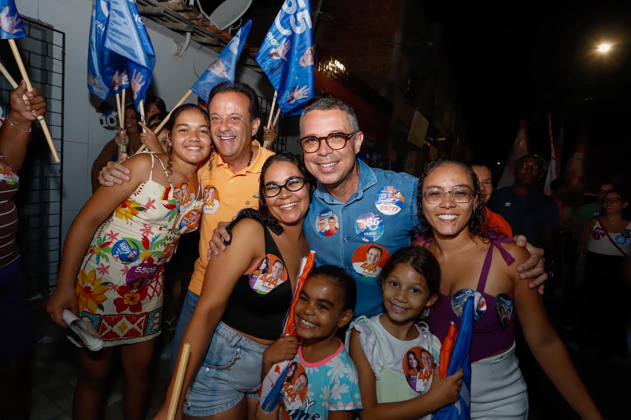 Governador Fábio Mitidieri durante minicarreata no bairro Coroa do Meio, em Aracaju