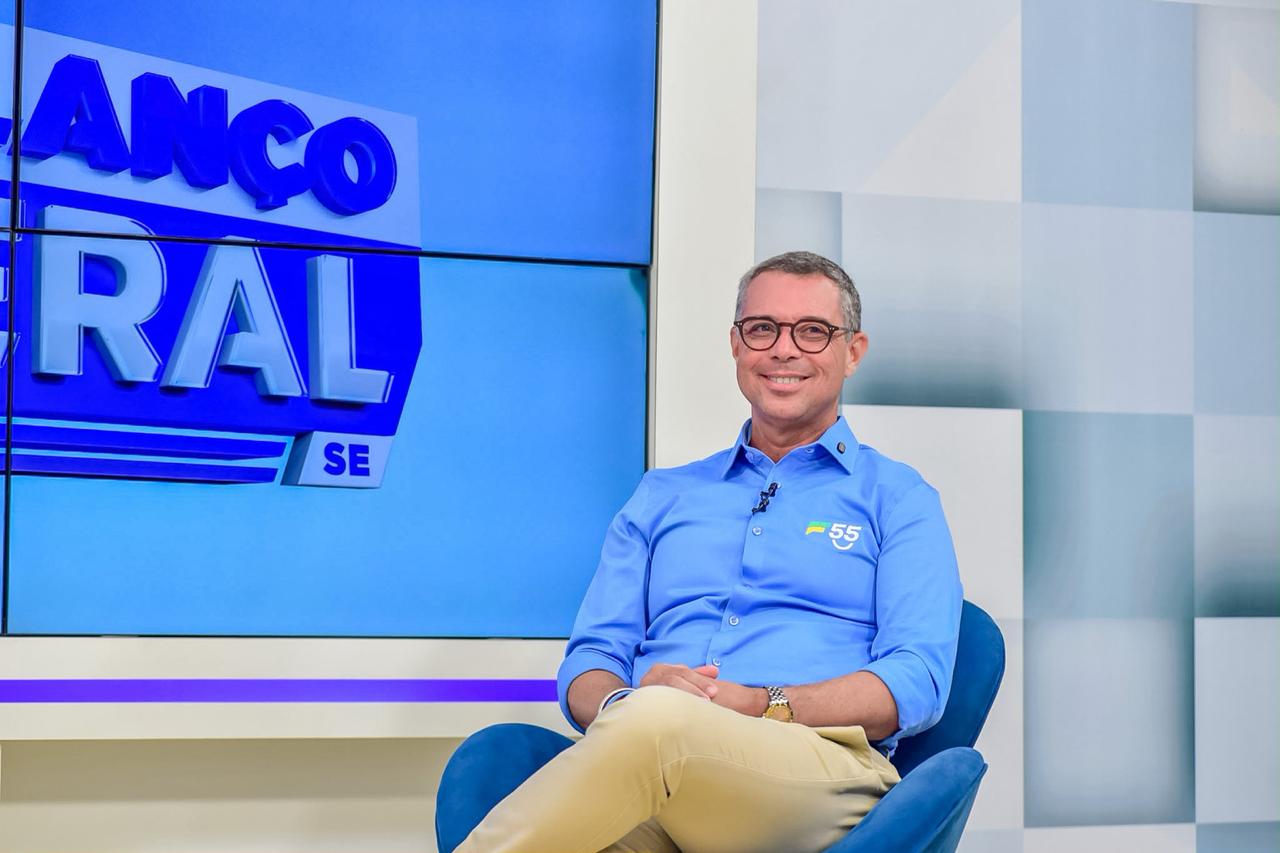 O governador Fábio Mitidieri no estúdio da TV Atalaia durante entrevista sobre a saúde