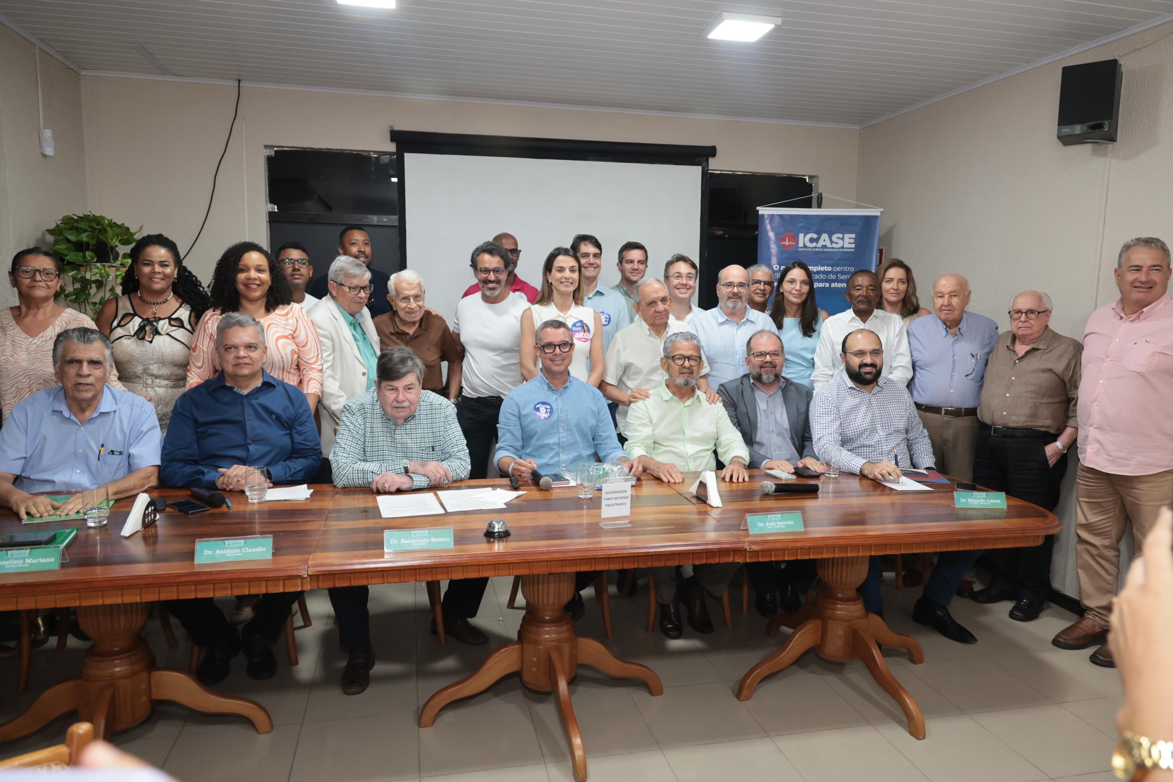 Na Somese, Fábio Mitidieri detalha avanços da saúde e propõe Hospital do Idoso 2 Médicos e convidados com o governador durante o encontro na Somese