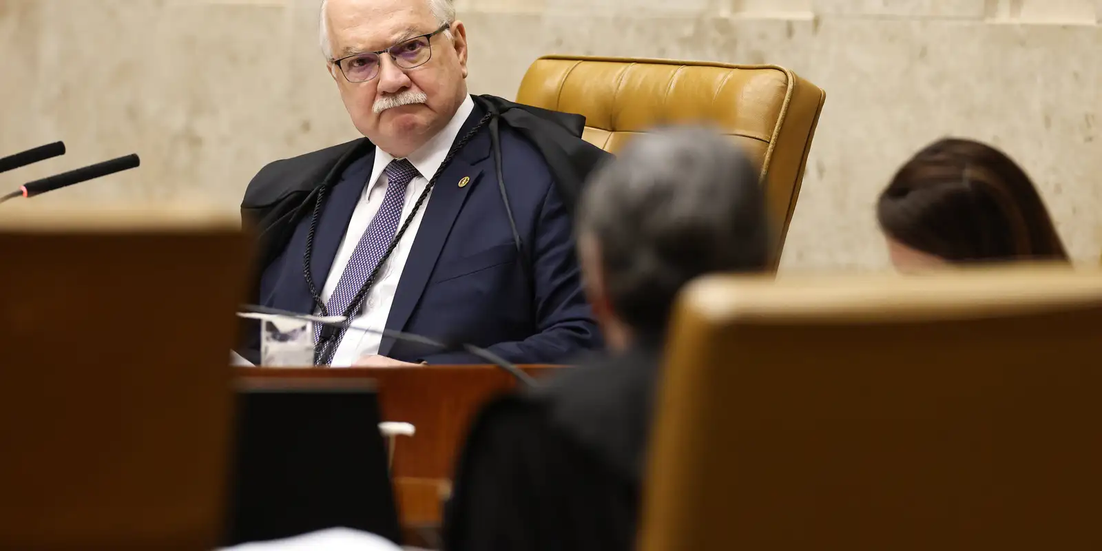 Fachin suspende sessão do STF e adia encontro ministerial em meio à crise 1 Fachin suspende sessão do STF e adia encontro ministerial em meio à crise