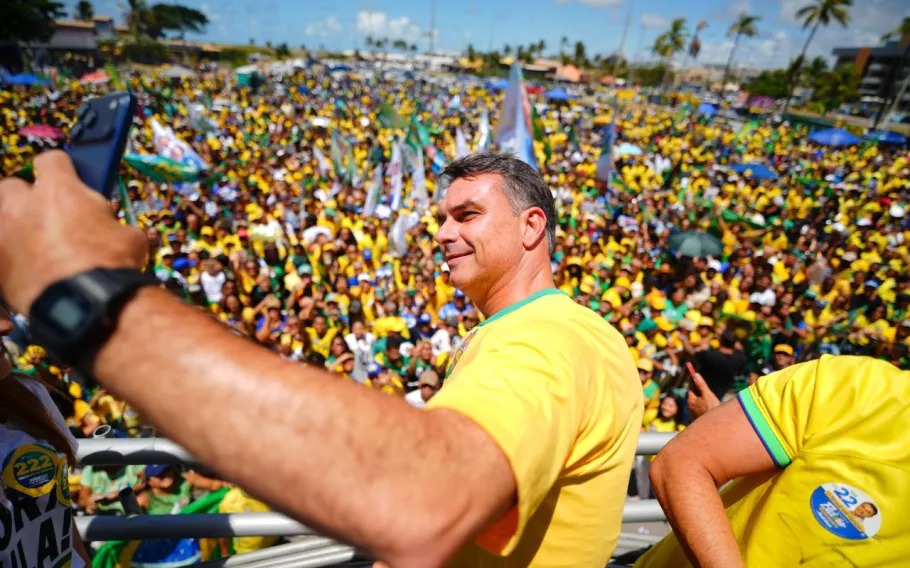 Flávio Bolsonaro faz selfie com a multidão concentrada na Orla de Atalaia