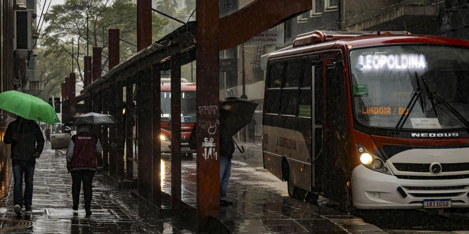 Frente fria provoca chuvas e trovoadas em grande parte do país