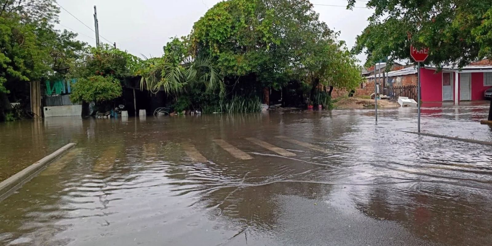 Frente fria traz chuva e deixa quatro regiões do país em alerta