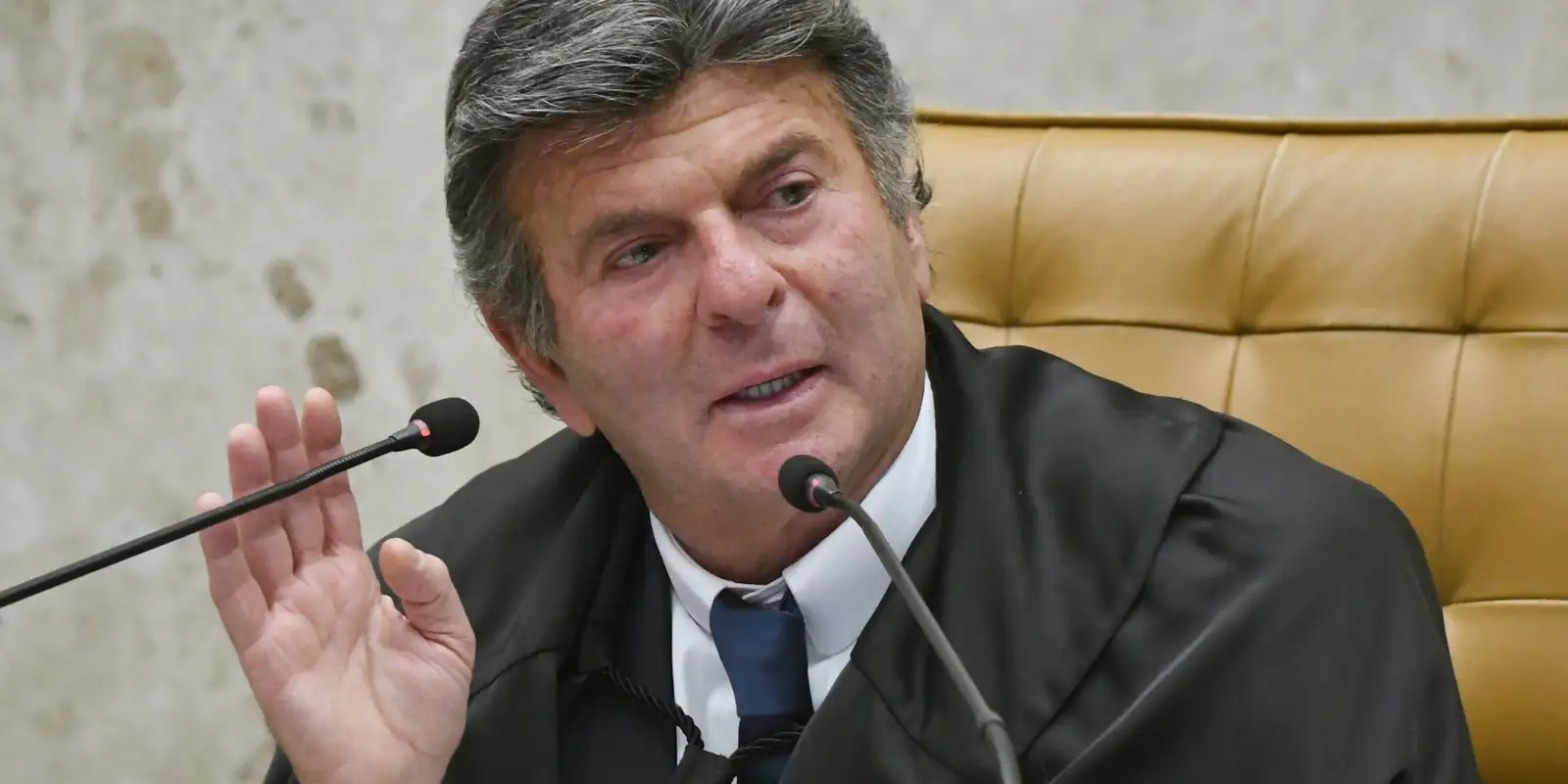 Fux susta Dino e tira do ar posts sobre Nossa Senhora