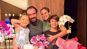 Geovana Costa ao lado do esposo, Dr. Ricardo Araújo, e dos filhos Marina e Eduardo, em comemoração de aniversário