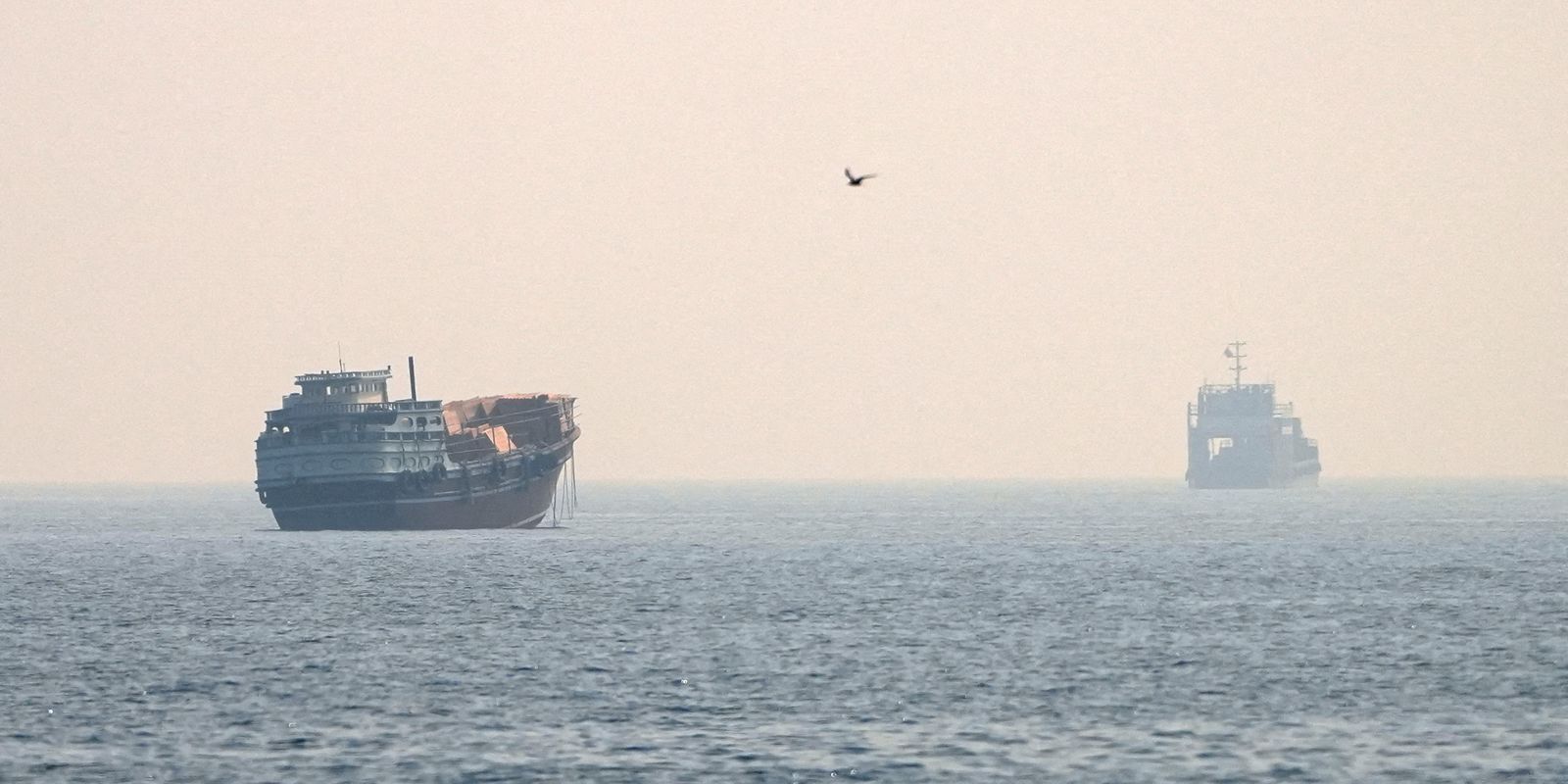 Golfo adia diálogo sobre Ormuz e novos ataques houthis elevam preço do petróleo