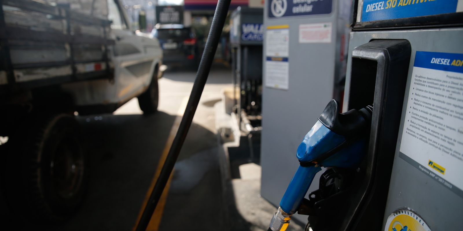 Governo corta impostos da gasolina e anuncia subsídio de R$1 ao diesel