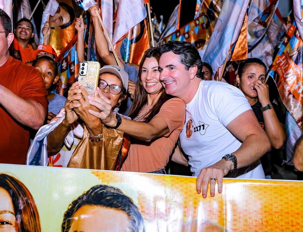 Deputado federal Gustinho Ribeiro e Hilda Ribeiro com moradores em Simão Dias