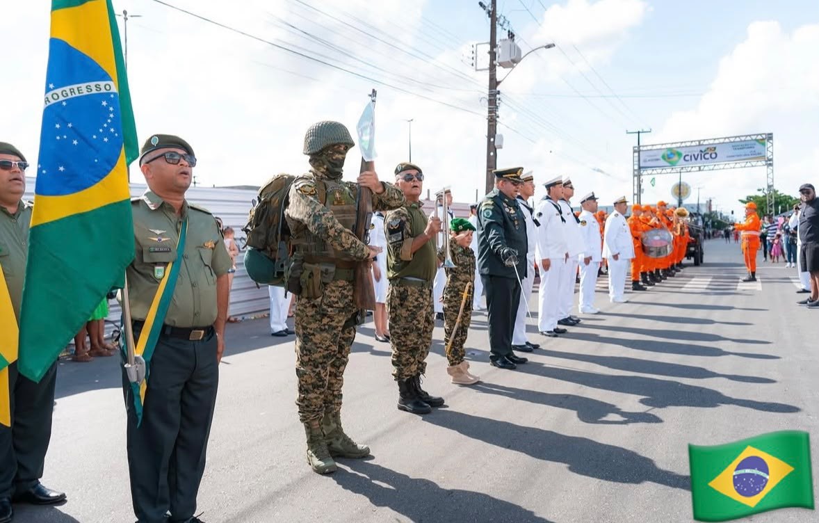 Veteranos conduzem a Bandeira Nacional durante o desfile cívico-militar