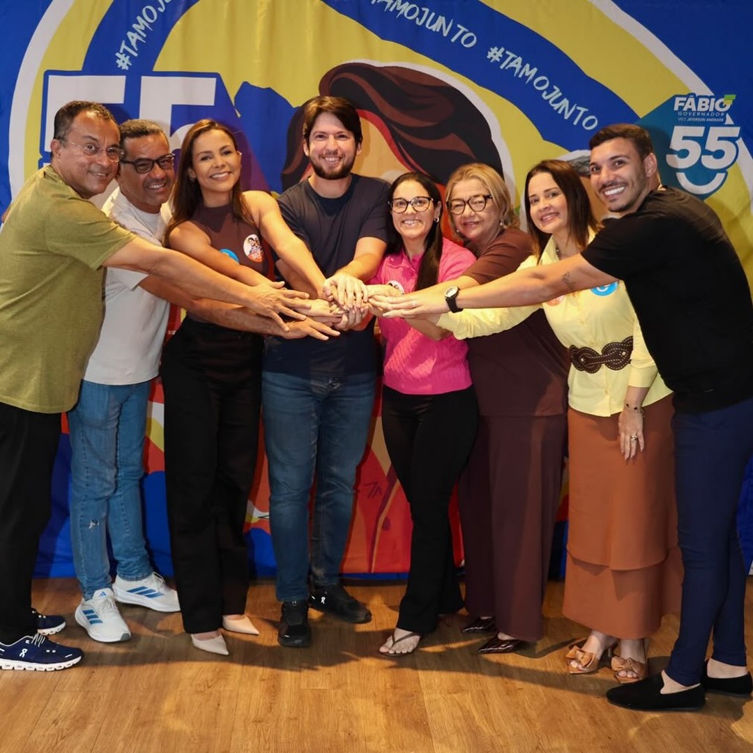 O deputado estadual Jorginho Araujo ao lado de prefeitos aliados