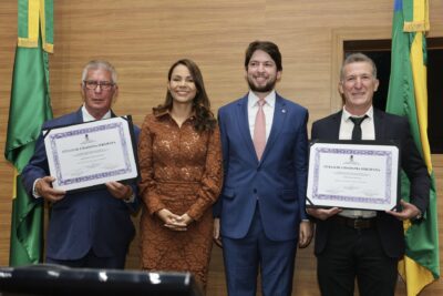 Jorginho Araujo com os homenageados Arquimedes e Joemir Mocellin e a prefeita de Umbaúba, Juliana Cardoso, na Alese