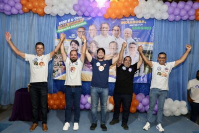 Jorginho Araujo ao lado de lideranças durante encontro no povoado Colônia, em Indiaroba