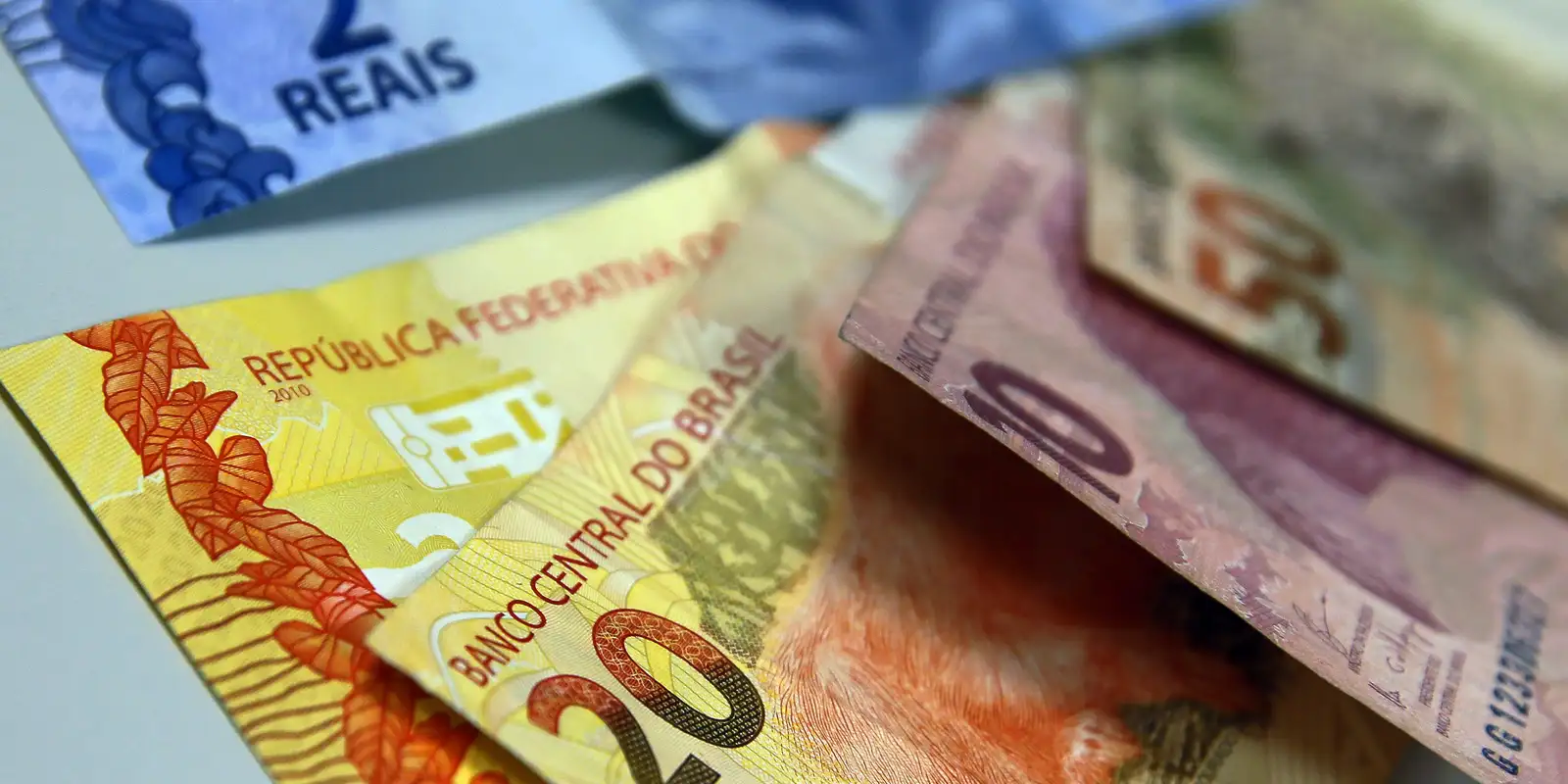 Juros para pessoas físicas sobem a 61,7% em agosto; inadimplência vai a 6%