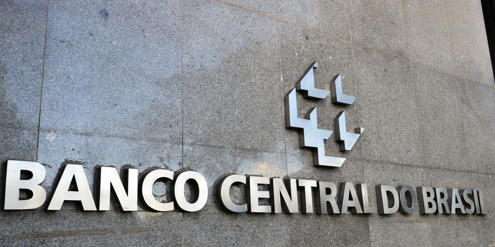 Mercado reduz IPCA 2026 para 5% e projeta Selic a 13,75%