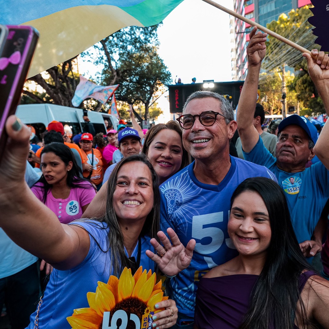 Apoiadores fazem foto com Fábio Mitidieri durante caminhada