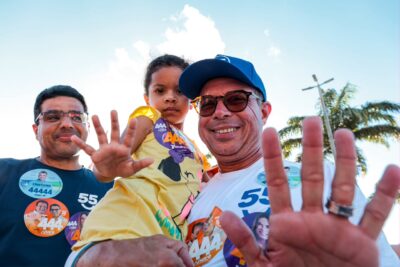 Fábio Mitidieri cercado por apoiadores durante a campanha