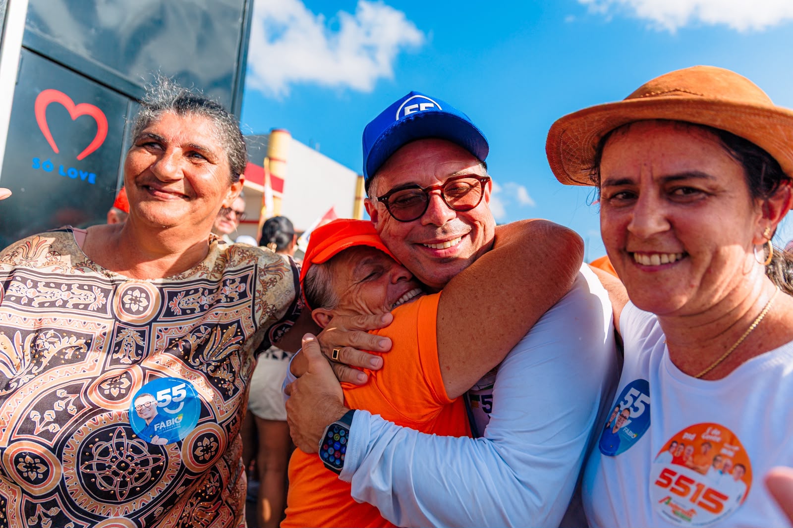 O governador Fábio Mitidieri é cercado por apoiadores durante agenda de campanha em Sergipe