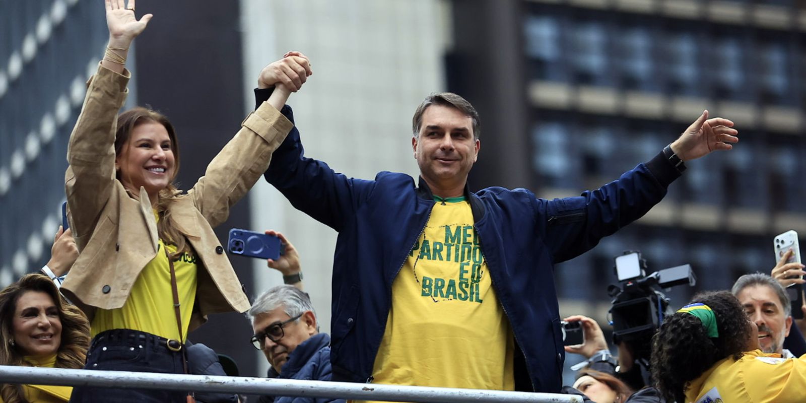 Plano de Flávio Bolsonaro prevê corte de ministérios, digitalização e penas mais duras