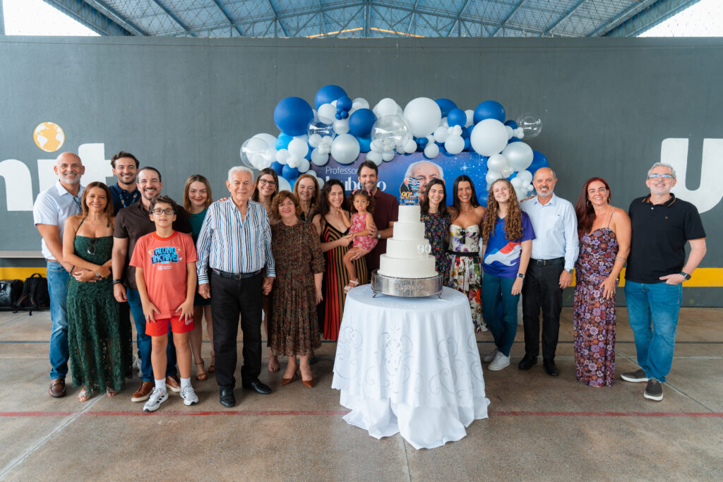 Professor Jouberto Uchôa comemora 90 anos reunindo milhares em Aracaju