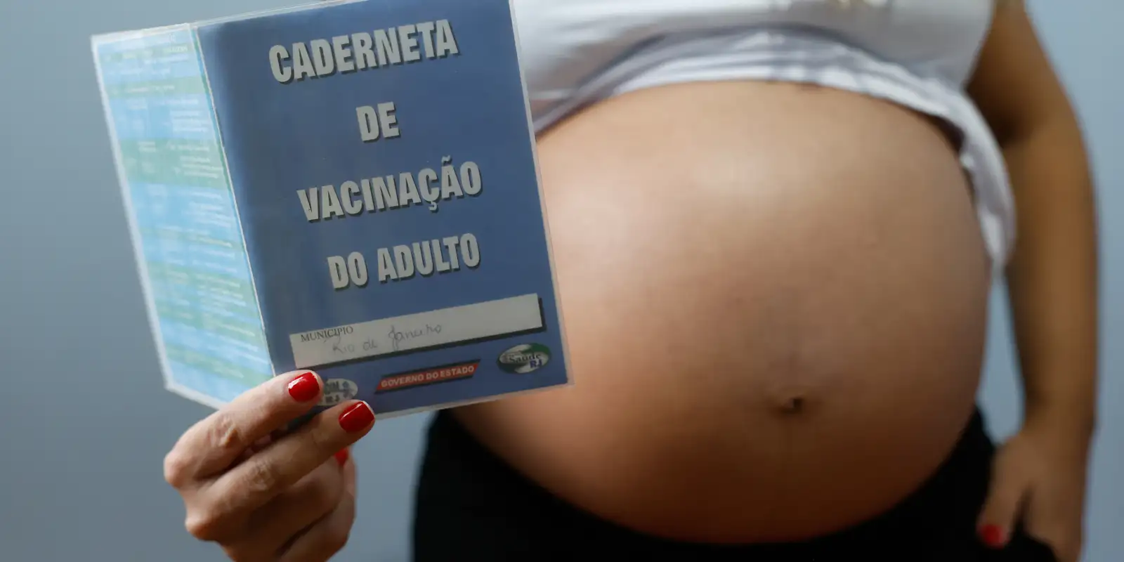 Queda na vacinação expõe gestantes a riscos de gripe e Covid