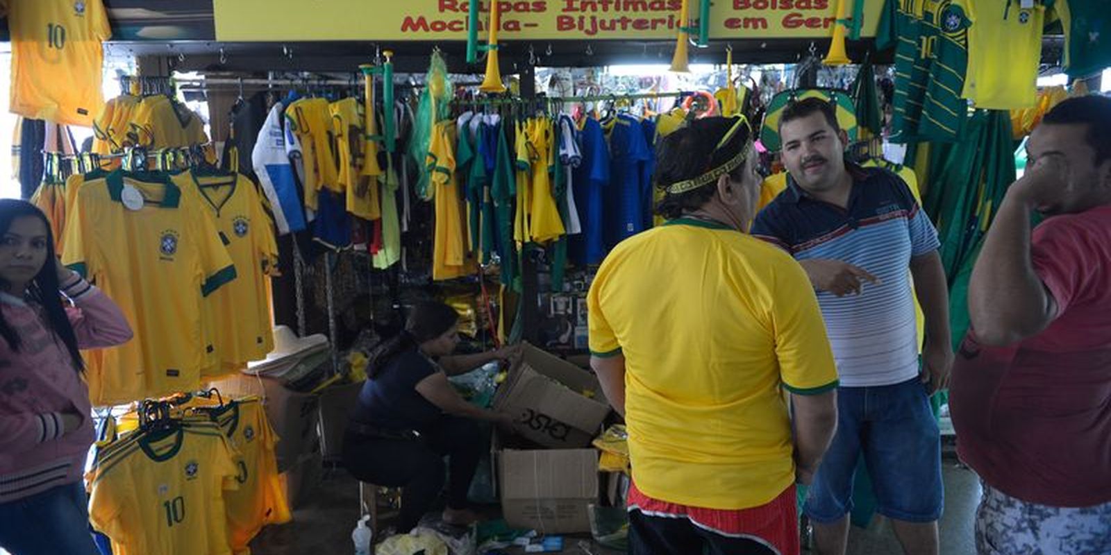 Ressaca pós-Copa freia o varejo, mostra pesquisa do IBGE