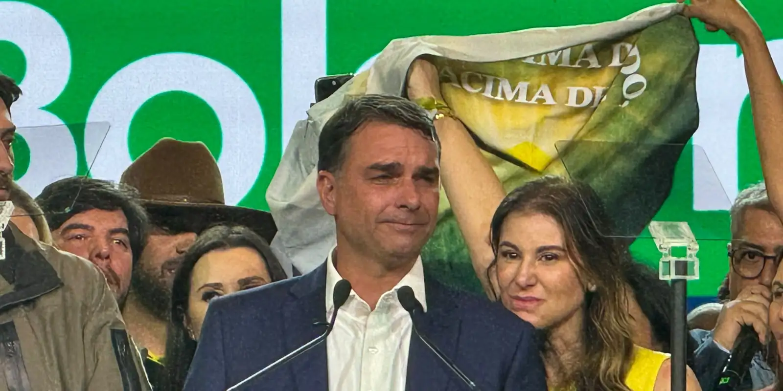 Revista revela voo de Flávio Bolsonaro em jatinho ligado a investigado