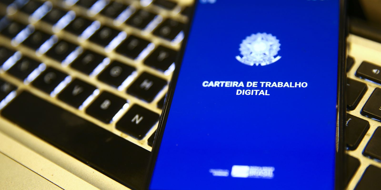 Taxa de desemprego cai a 5,3% e emprego atinge recorde histórico