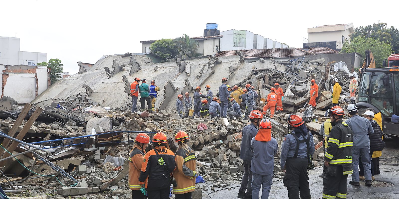 Temporal em SP mata oito; obra desaba sobre casas na Penha
