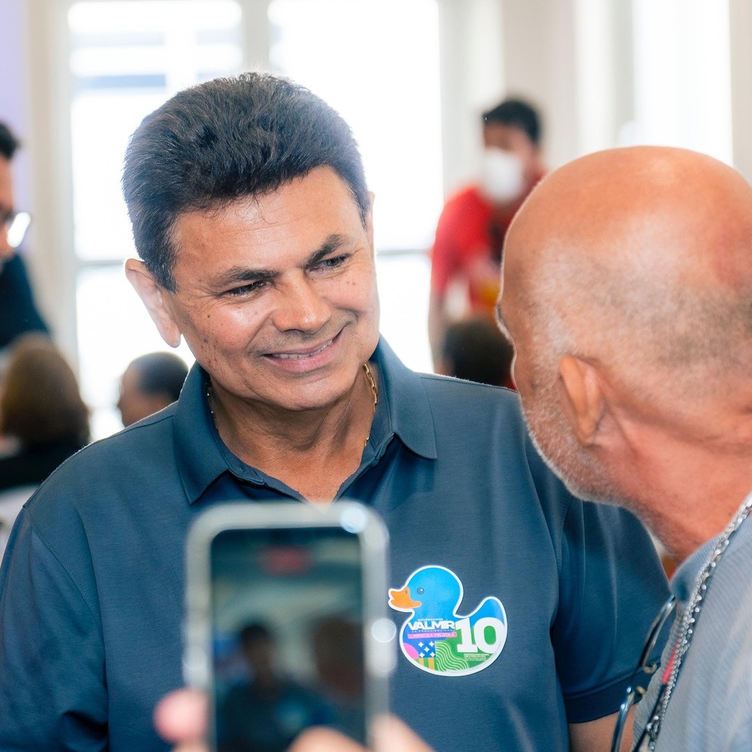 O candidato ao Governo de Sergipe Valmir de Francisquinho durante agenda de campanha