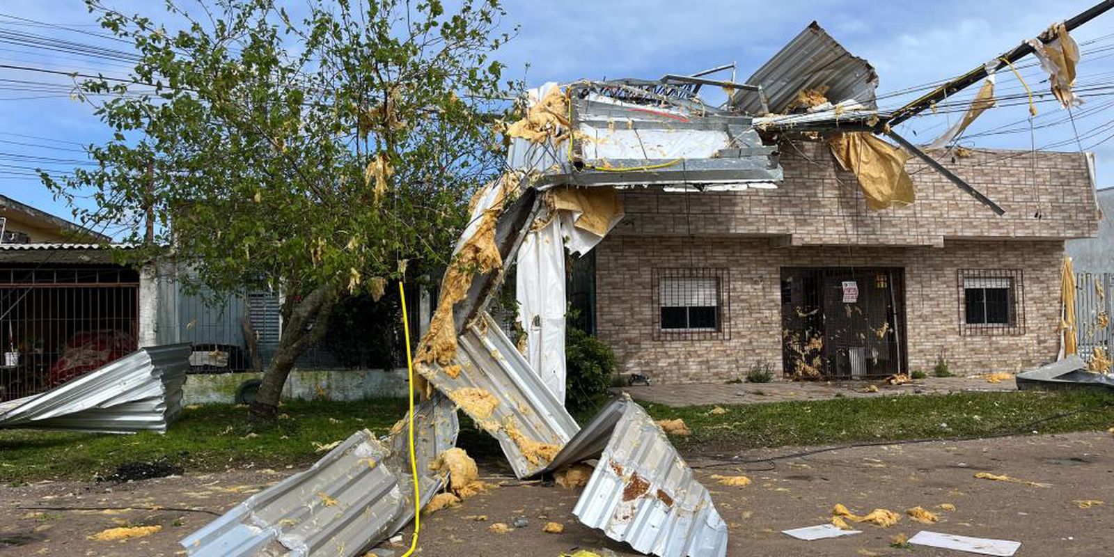Vendavais e granizo atingem 96 municípios de SC e RS; 4,8 mil casas afetadas