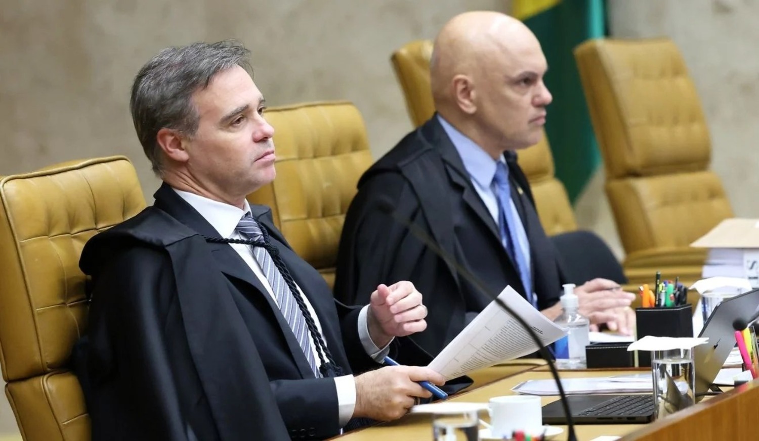 Alexandre de Moraes e André Mendonça no plenário do Supremo