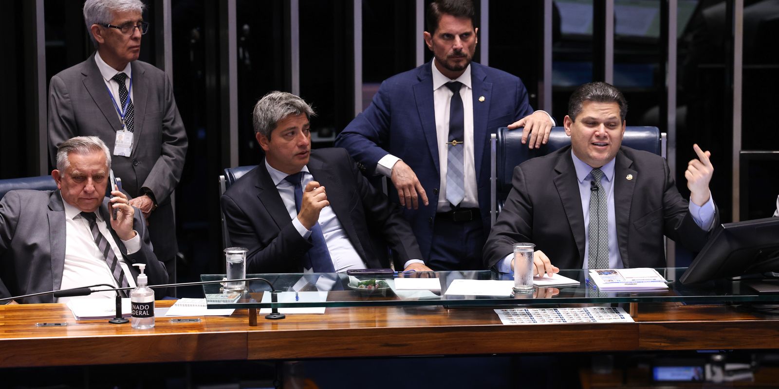 Alcolumbre adia votação e abre negociação sobre PEC da Segurança Pública