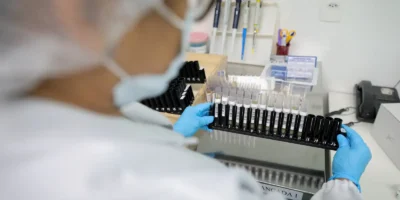 Anvisa autoriza testes humanos da vacina 100% brasileira contra malária vivax