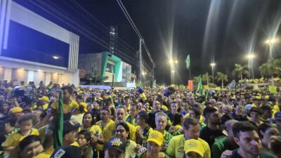 Multidão reza o Pai Nosso durante o Bloquinho do 22 em Aracaju 15 Apoiadores de Flávio Bolsonaro ocupam a Governador Paulo Barreto de Menezes