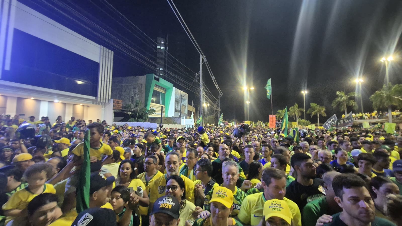 Apoiadores de Flávio Bolsonaro ocupam a Governador Paulo Barreto de Menezes