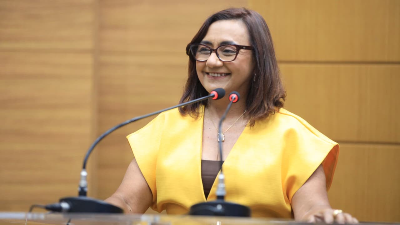 Carminha Paiva cobra valorização de professores em discurso na Assembleia