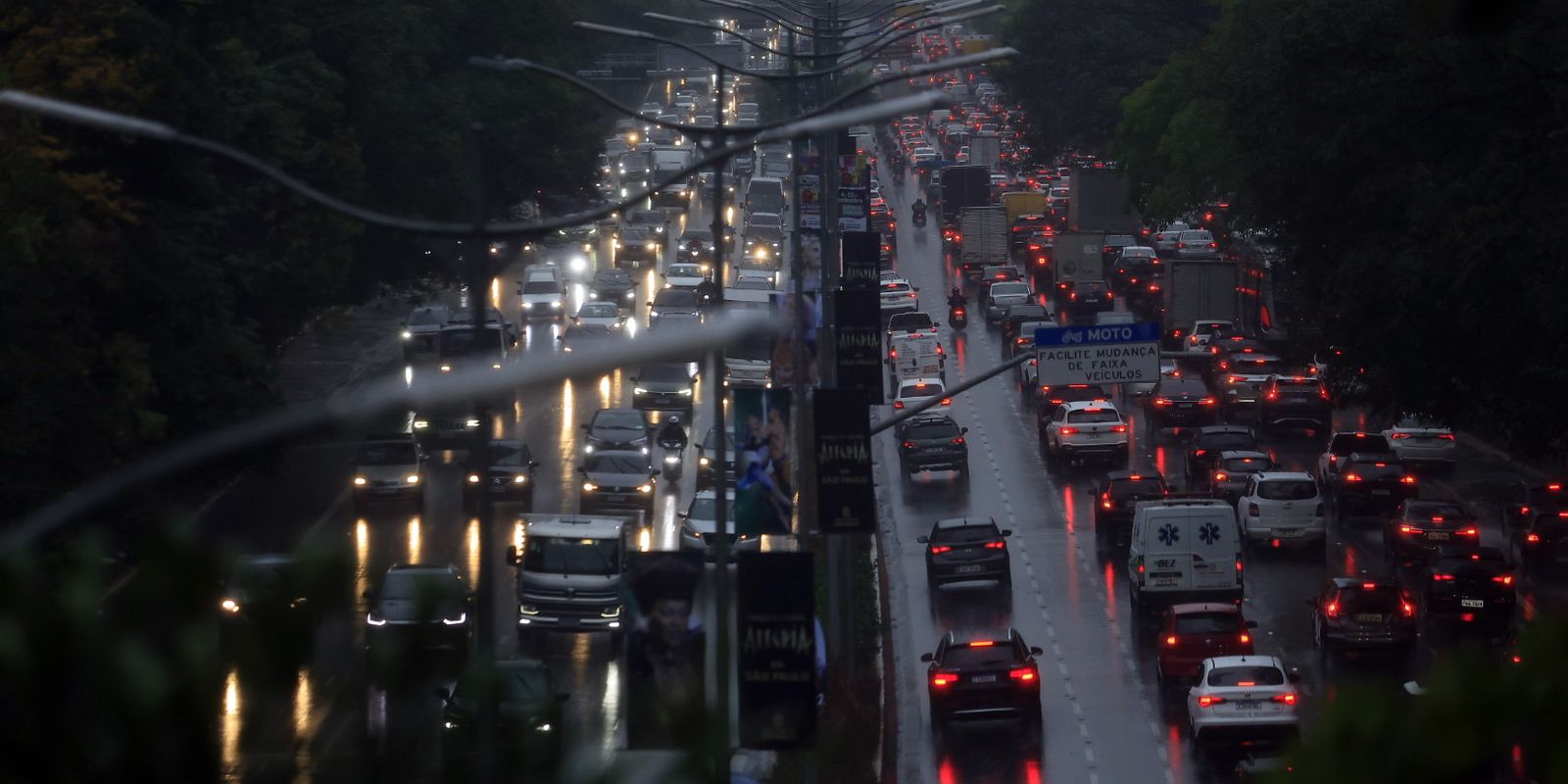 Chuva alaga centro de São Paulo e mata morador na Brasilândia
