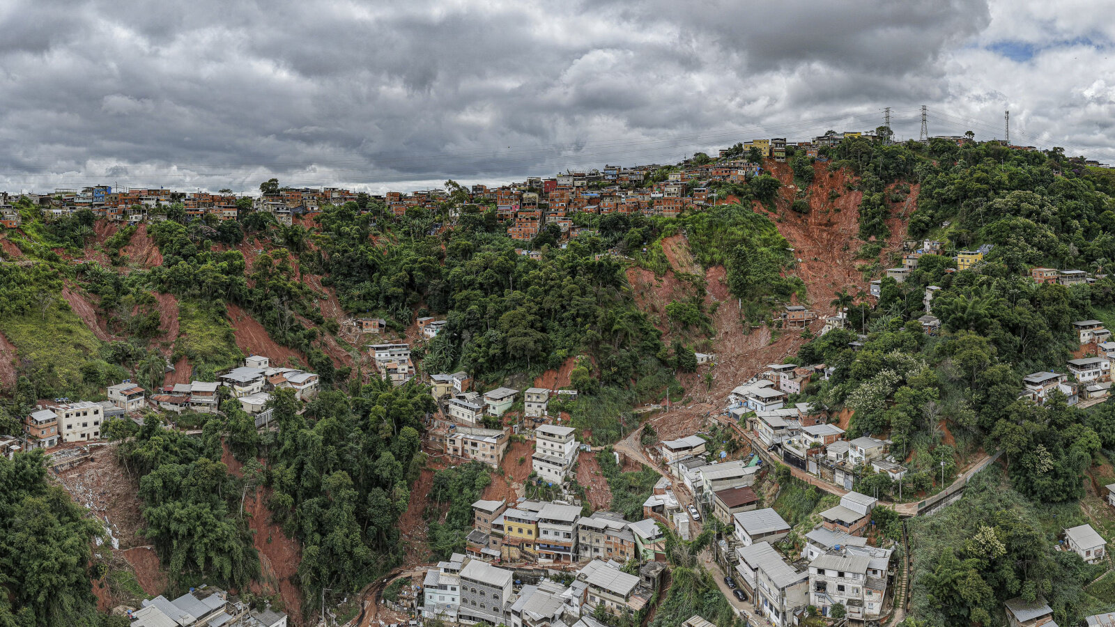 Chuvas e tempestades mantêm alerta em ampla faixa do Brasil
