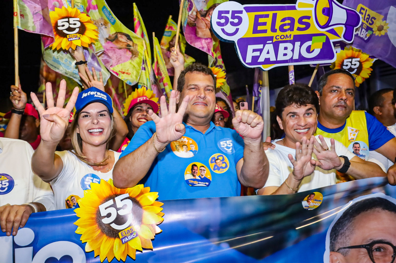 Cláudio Mitidieri cumprimenta apoiadores em São Cristóvão